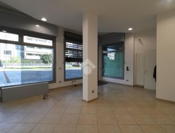 Foto 1 di 10 - Locale commerciale in Vendita in Viale Lombardia 102 a Brugherio