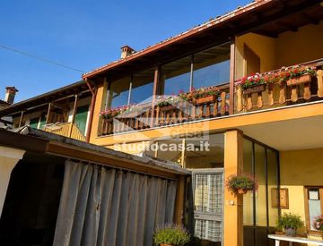 Facciata - Casa indipendente in Vendita in zona Centro a Solto Collina
