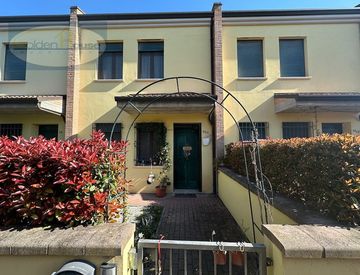 Facciata - Villetta a schiera in Vendita in Via Gaetano Montanari 14 a Argenta