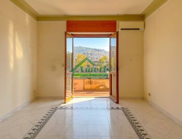Stanza - Trilocale in Vendita in Via Argine Destro a Imperia