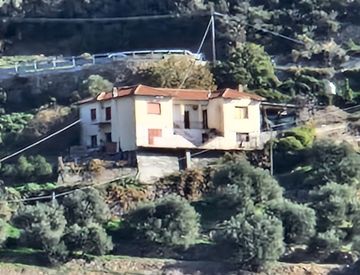 Foto 1 di 28 - Casa bifamiliare, trifamiliare in Vendita in Via DEL PIANO 7 a Taggia