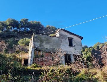 Foto 1 di 46 - Rustico, casale in Vendita in Via Due Camini 1 a Ventimiglia