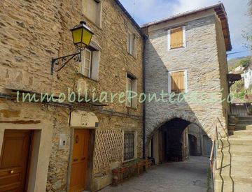 Foto 1 di 37 - Casa indipendente in Vendita in Via Camillo Benso di Cavour a Rezzo