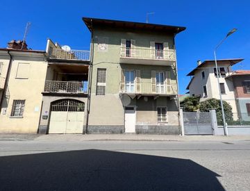 Foto 1 di 21 - Casa bifamiliare, trifamiliare in Vendita in Via Antonio Gramsci 68 a Santhià