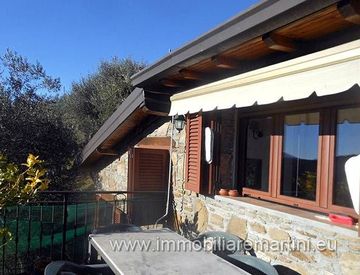 Foto 1 di 23 - Villa in Vendita a Apricale