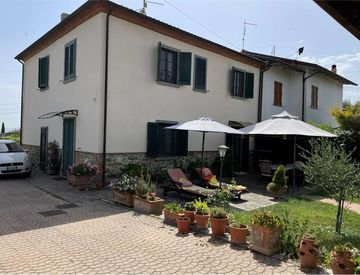 Foto 1 di 29 - Casa bifamiliare, trifamiliare in Vendita in Via Carraia a Marciano della Chiana