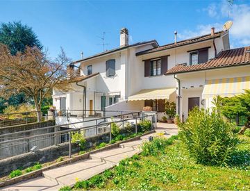 Facciata - Villetta a schiera in Vendita in Via Filippo Turati 10 a Usmate Velate