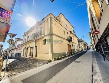Foto 1 di 33 - Casa indipendente in Vendita in Via Tenente Azzaro a Giarratana