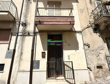 Foto 1 di 27 - Casa indipendente in Vendita in Via Mario Rapisardi 25 a Giarratana