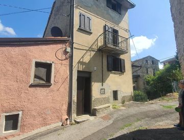 Facciata - Casa indipendente in Vendita in Località Case Follini 7 a Alta Val Tidone