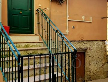 Foto 1 di 8 - Casa bifamiliare, trifamiliare in Vendita in Via Paolo Gibelli a Ventimiglia