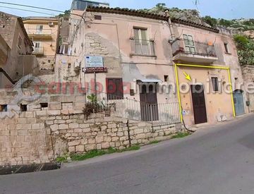 Foto 1 di 23 - Casa indipendente in Vendita in Via Guadagna 105 a Scicli