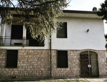 Villa in Vendita in Via Dante Alighieri a Rovello Porro 275mq