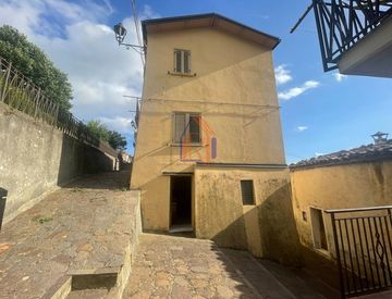 Foto 1 di 15 - Casa indipendente in Vendita in Via Manca a Platania
