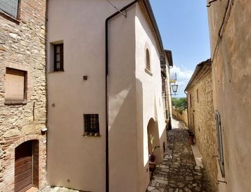 Foto 1 di 21 - Casa indipendente in Vendita in Via Porta Lateri a Cetona