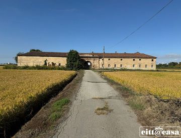 Foto 1 di 52 - Rustico, casale in Vendita in zona Semicentro a Vercelli