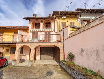 Facciata - Casa bifamiliare, trifamiliare in Vendita in Via Provvidenza 31 a Bra