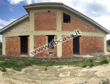 Foto 1 di 10 - Casa bifamiliare, trifamiliare in Vendita in Contrada Scaro a Pozzallo