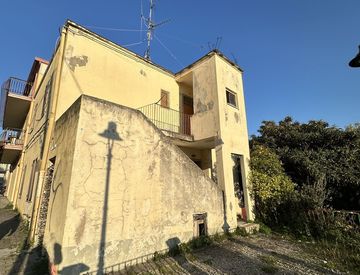 Foto 1 di 12 - Casa indipendente in Vendita in Via Leonardo Vinci 17 a Catanzaro
