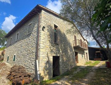 Facciata - Rustico, casale in Vendita in Vocabolo Menicaglie 9 a Baschi