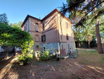 Facciata - Quadrilocale in Vendita in Via Carlo Goldoni 11 a Imola