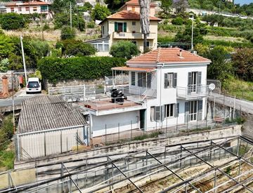 Foto 1 di 26 - Casa indipendente in Vendita in Via Duca degli Abruzzi 392 a Sanremo