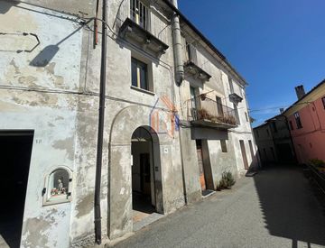 Foto 1 di 35 - Casa indipendente in Vendita in Via XX Settembre 16 a Serrastretta