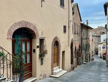 Foto 1 di 17 - Trilocale in Vendita in Via del teatro a Montepulciano