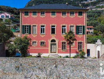 Facciata - Appartamento in Vendita in Via Calvisio 99 a Finale Ligure