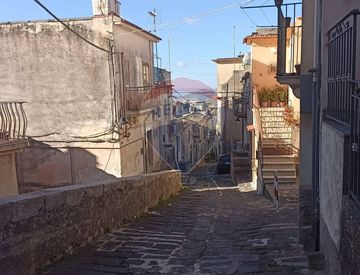 Foto 1 di 23 - Casa indipendente in Vendita in Via Mercato 56 a Monterosso Almo