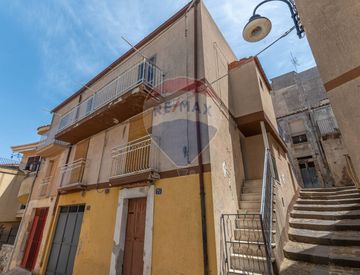 Foto 1 di 30 - Casa indipendente in Vendita in Via Luna 15 a Monterosso Almo