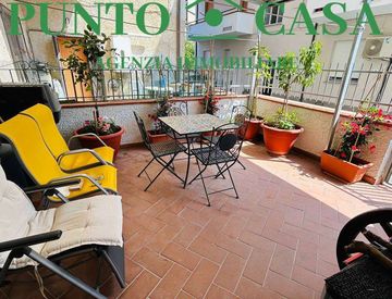 Terrazza - Quadrilocale in Vendita in Via Cantina a Falerna