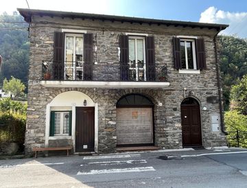 Foto 1 di 56 - Casa indipendente in Vendita in Via San Rocco a Pigna