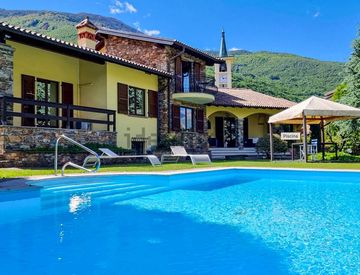 Piscina - Villa in Vendita in Via San Fedele 43 /a a Colico