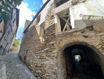 Foto 1 di 15 - Rustico, casale in Vendita in Via Giardini a Pietrabruna