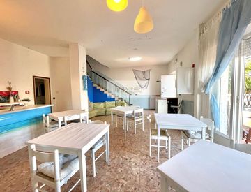 Soggiorno - Locale commerciale in Vendita in Via Giuseppe Mazzini a Camaiore