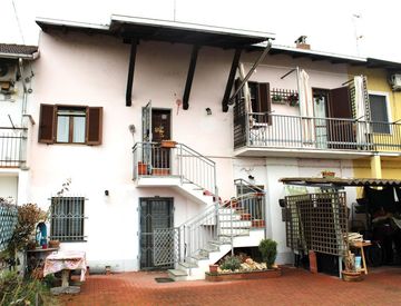 Foto 1 di 32 - Casa bifamiliare, trifamiliare in Vendita in Via Sauro Nazario 44 a Vercelli