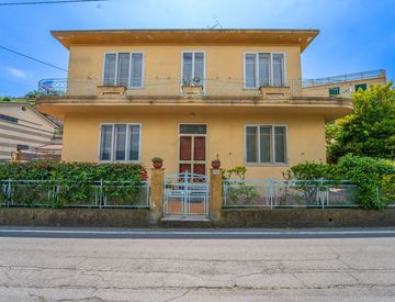 Facciata - Casa indipendente in Vendita in Via Duca D'Aosta 223 a Sanremo