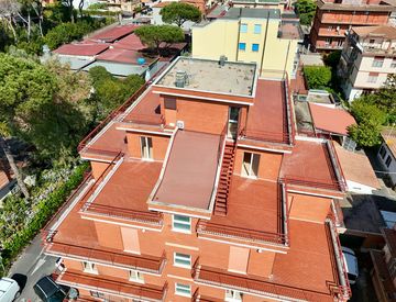 Piscina - Attico, mansarda in Vendita in Via Francesco Donati a Roma