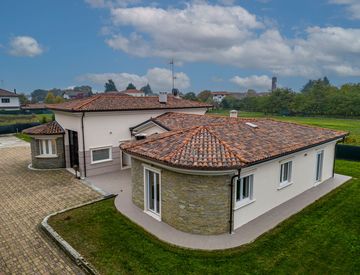 Foto 1 di 58 - Villa in Vendita in Via Dietro Gli Orti 40 a Lenta