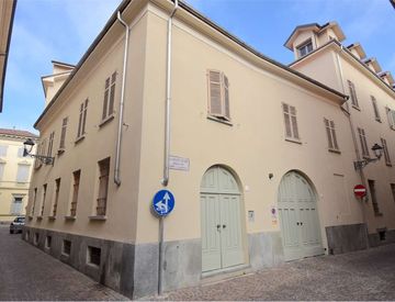 Foto 1 di 39 - Casa bifamiliare, trifamiliare in Vendita in Via Carluccio Gallardi 1 a Vercelli