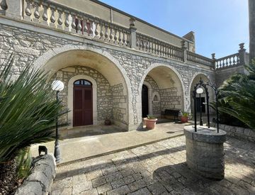 Foto 1 di 90 - Villa in Vendita in Via A. Moro 3 a Ragusa