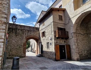 Foto 1 di 30 - Quadrilocale in Vendita in Via Giacomo Matteotti 166 a Todi