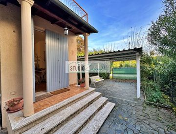 Facciata - Villetta a schiera in Vendita in Via Adua a Pietrasanta