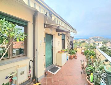 Terrazza - Trilocale in Vendita in Via Diano San Pietro 64 a Diano Castello