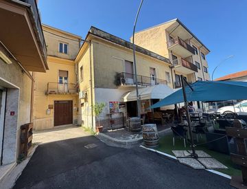 Facciata - Casa indipendente in Vendita in Piazza San Tommaso a Aquino