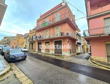 Foto 1 di 34 - Villa in Vendita in Via Paolo Leni Spadafora a Ragusa