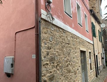 Foto 1 di 17 - Quadrilocale in Vendita in Piazza Vittorio Emanuele a Costarainera