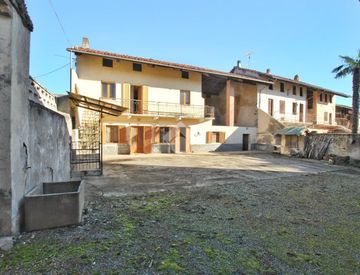 Foto 1 di 40 - Rustico, casale in Vendita in Via Alessandro Manzoni 11 a Borgo d'Ale
