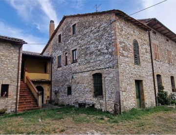 Foto 1 di 34 - Casa bifamiliare, trifamiliare in Vendita in Località Ficareto a Todi